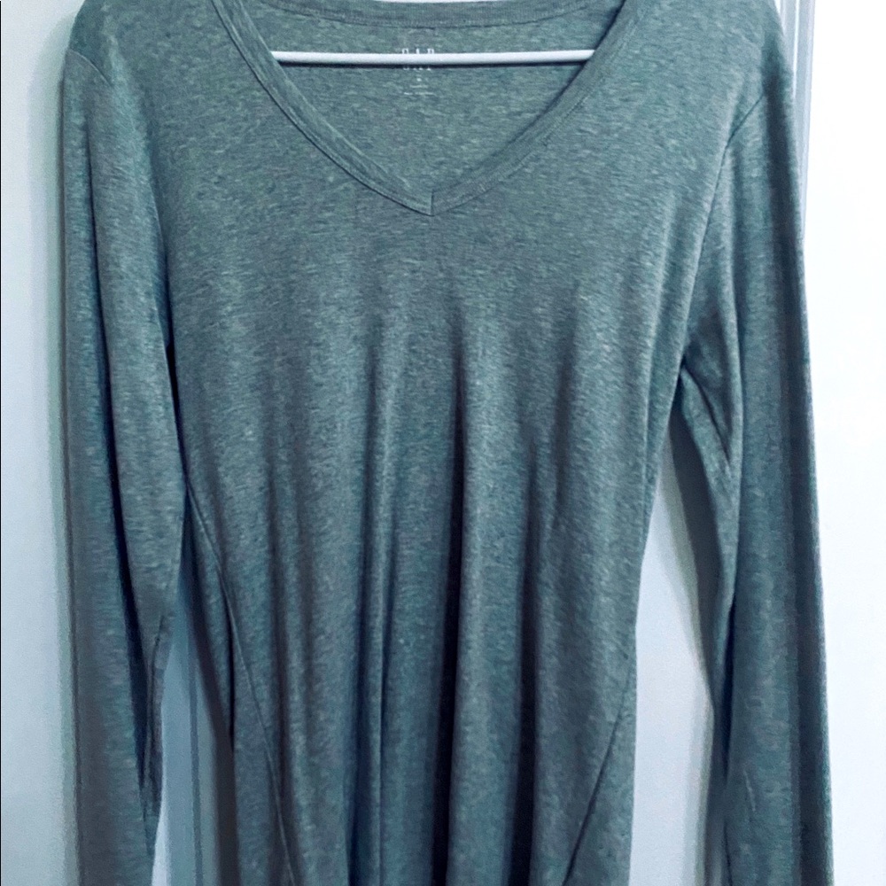 V neck long sleeve shirt